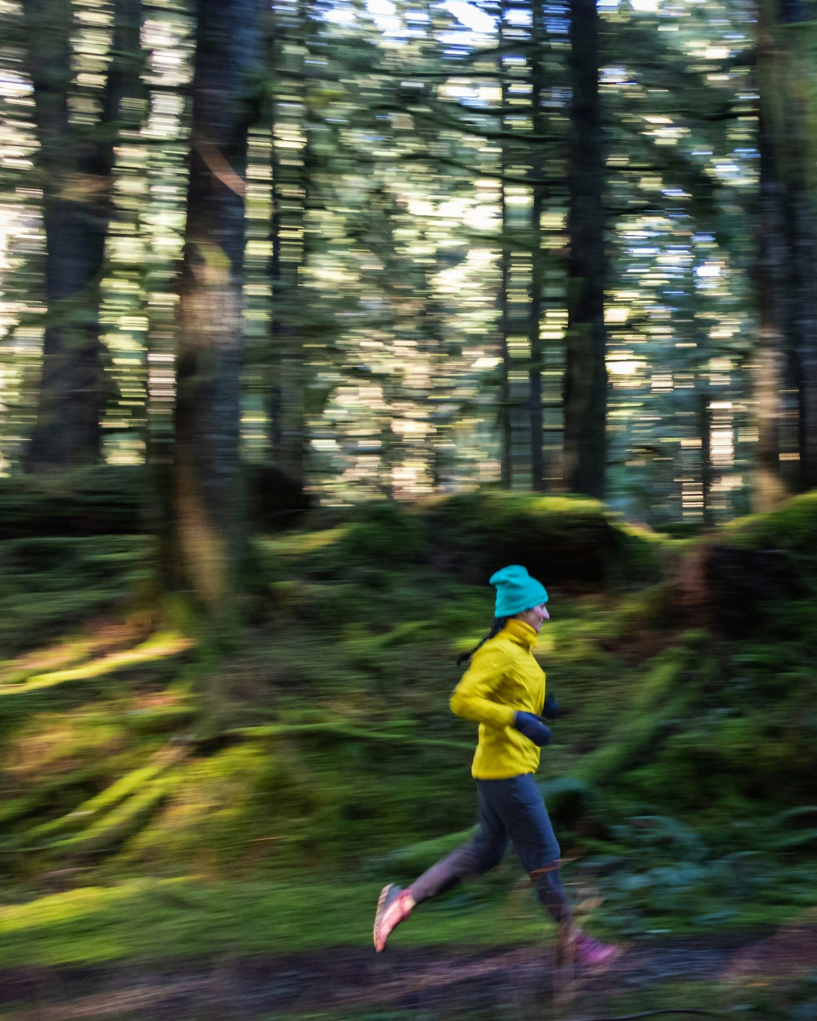 Retraite d’entraînement et de bien-être Naos Coureuse sur un sentier en forêt au petit matin