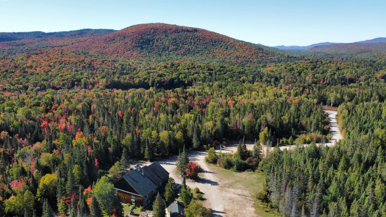 Retraite d’entraînement et de bien-être Naos Vue aérienne de Saint-Donat, forêt, lacs et montagnes des Laurentides